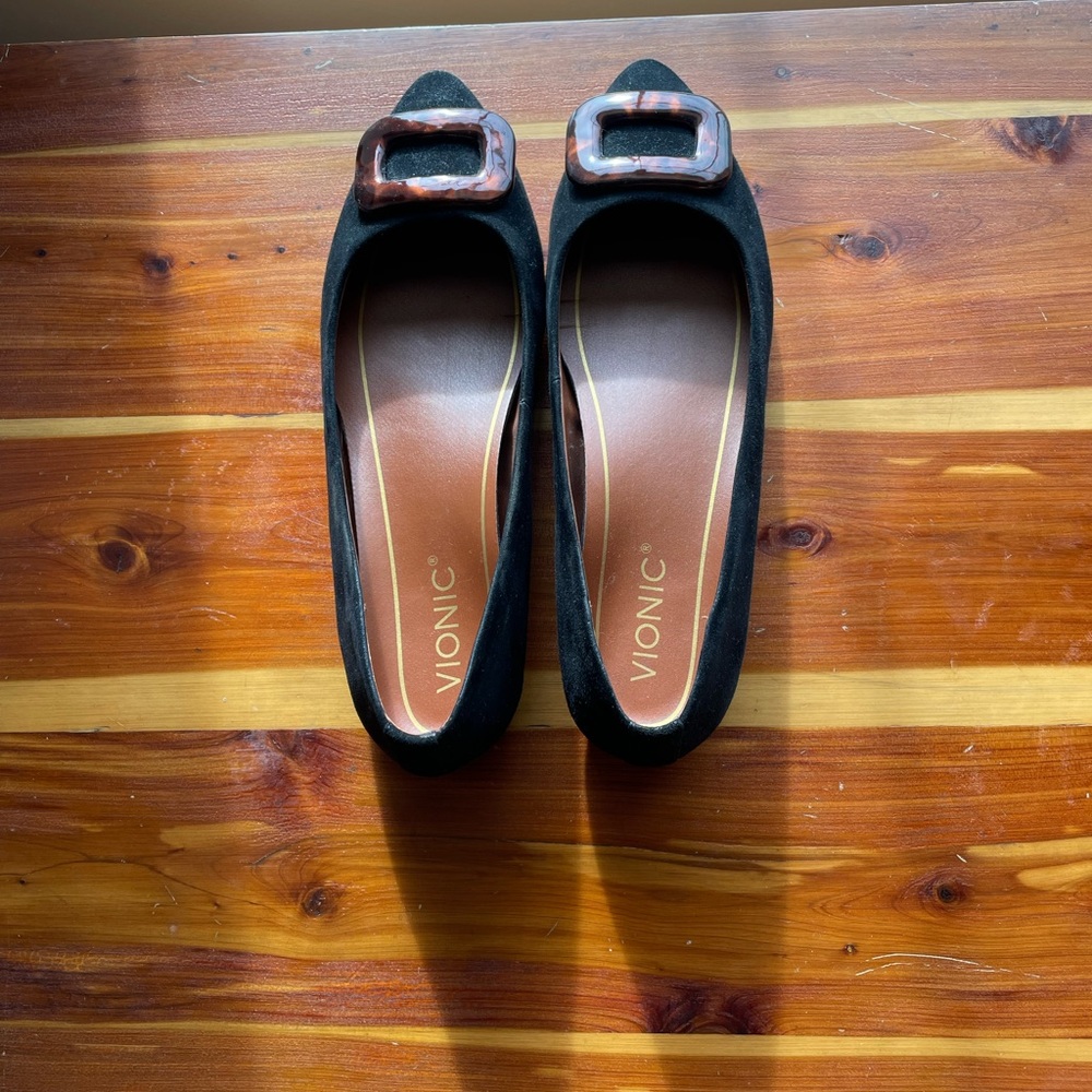 Size 7 Vionic shoes